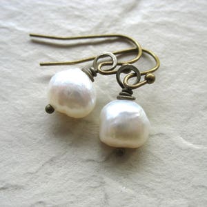 White Freshwater Pearl Earrings Antiqued Brass Jewelry Handmade in USA Bild 2