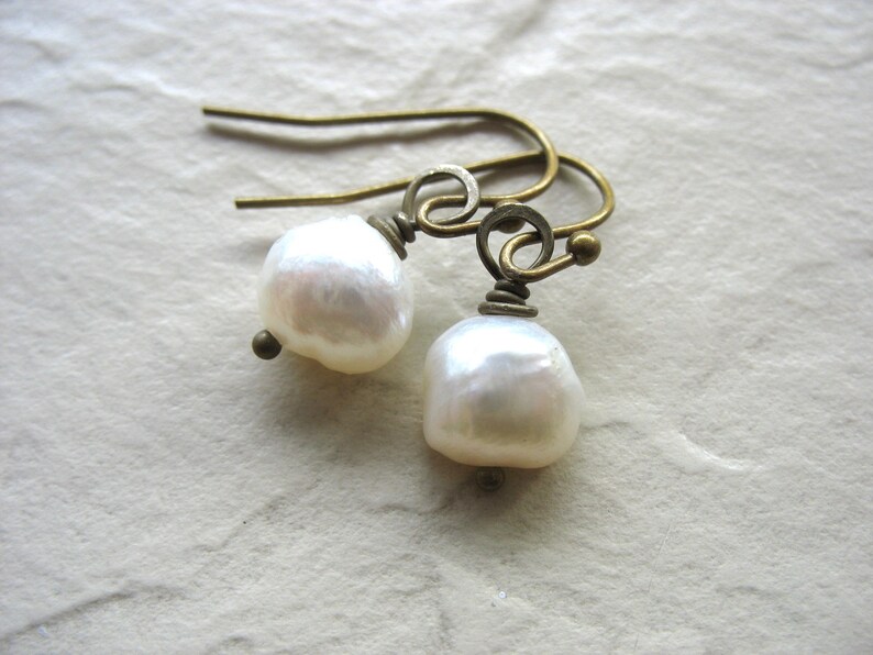 White Freshwater Pearl Earrings Antiqued Brass Jewelry Handmade in USA Bild 2