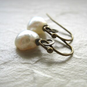 White Freshwater Pearl Earrings Antiqued Brass Jewelry Handmade in USA Bild 5