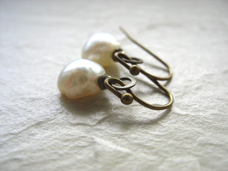 White Freshwater Pearl Earrings Antiqued Brass Jewelry Handmade in USA Bild 5