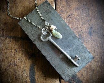 Handmade Vintage Skeleton Key Green Kyanite Gemstone White Freshwater Pearl Pendant Necklace Jewelry