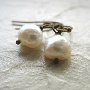 White Freshwater Pearl Earrings Antiqued Brass Jewelry Handmade in USA Bild 3