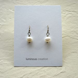 White Freshwater Pearl Earrings Antiqued Brass Jewelry Handmade in USA Bild 7