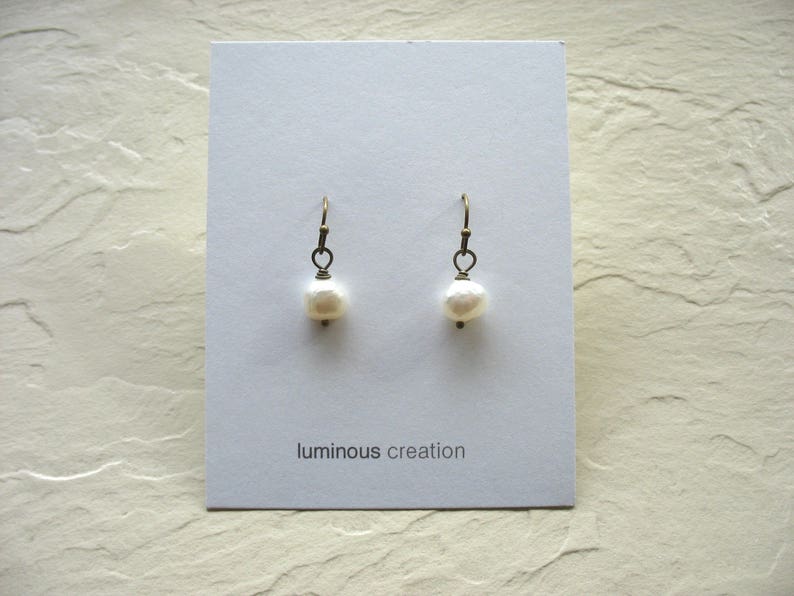 White Freshwater Pearl Earrings Antiqued Brass Jewelry Handmade in USA Bild 7