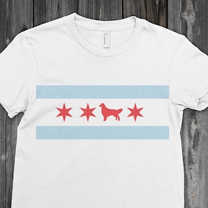 Puede incluir: Camiseta blanca con un dise&ntilde;o de bandera de Chicago azul y roja con la silueta de un perro.