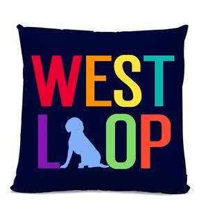 Könnte beinhalten: Ein marineblaues quadratisches Kissen mit dem Wort "WEST LOOP" in großen, farbenfrohen Buchstaben. Eine hellblaue Silhouette eines Hundes befindet sich zwischen den Buchstaben "L" und "O". Ein dekorativer Artikel.
