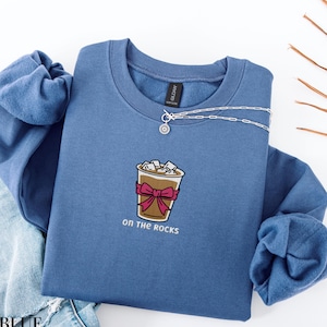 Besticktes Eiskaffee Sweatshirt, Kokette On The Rocks Kaffee Rundhalsausschnitt, Latte Liebhaber Shirt, Besticktes Geschenk für Frauen, Eiskaffee Liebhaber