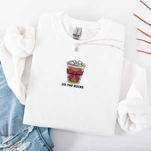 Besticktes Eiskaffee Sweatshirt, Kokette On The Rocks Kaffee Rundhalsausschnitt, Latte Liebhaber Shirt, Besticktes Geschenk für Frauen, Eiskaffee Liebhaber