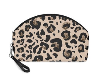 Neceser con estampado de leopardo — Neceser beige con estampado animal y correa para la muñeca