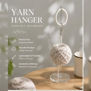 以下が含まれることがあります： 白いリングと毛糸玉が付いた透明なアクリル糸ハンガー。「YARN HANGER」と「CROCHET ANYWHERE」の文字が表示されています。特徴は、ハンズフリー、スムーズな回転、軽量設計、美的でミニマルな外観です。