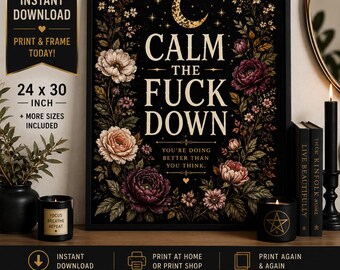 Può includere: Una stampa artistica rettangolare da parete con sfondo nero, una mezzaluna dorata, stelle e bordi floreali nei toni del rosa, viola e crema. Il testo recita: CALM THE FUCK DOWN, YOU'RE DOING BETTER THAN YOU THINK.
