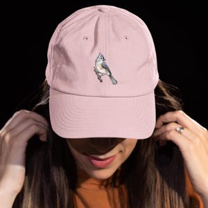 Broderad keps med tuftad mes | Hatt med sångfågelmotiv