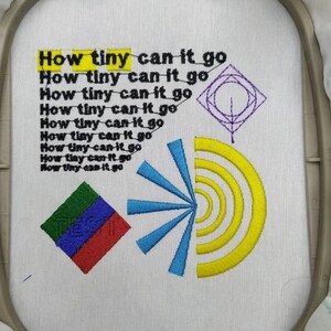 Op de afbeelding: Witte stof in een borduurring met zwarte tekst die How tiny can it go herhaalt in afnemende groottes. Bevat een paarse ruitvorm, een blauw sterpatroon, een gele halve cirkelboog en een veelkleurig vierkant.