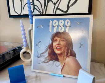Minimalistische vinylplatenstandaard: albumweergave op tafel
