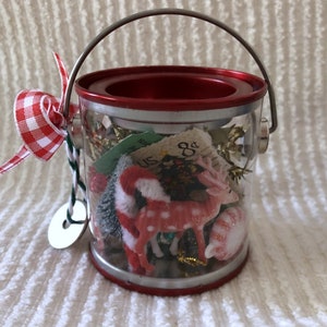 A tinta cheia de tesouro de Natal pode enfeitar, decorar e inspirar enfeites - cheia de bugigangas e tesouros de Natal