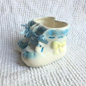 Vintage Baby Übertopf - Weiße Babyschuhe aus Porzellan mit Blauen und Gelben Akzenten - Baby Geschenk, Dusche Kinderzimmer Dekor, Sukkulenten Übertopf