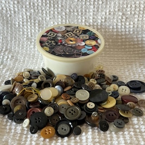 Vintage Buttons - 250+ Vintage Buttons in Vintage Plastic Container with Decorated Lid - Mixed Assortment of Buttons for Sewing, Crafting