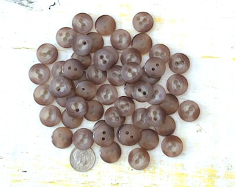 Botones vintage: juego de 50 botones de plástico jaspeados en tonos malva, gris topo, marrón y blanco. Ideales para coser, hacer manualidades y añadirlos a tu colección.
