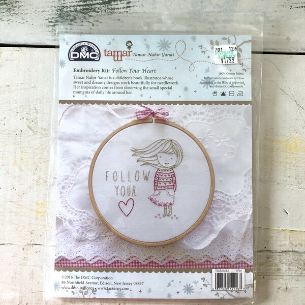 Kit de broderie - Suivez votre cœur - Comprend une illustration de petite fille par Tamar Nahir-Yanai - Kit complet non ouvert pour faire un cadeau souvenir