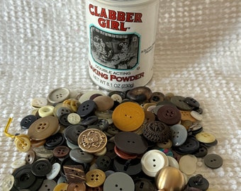 Boutons vintage - Plus de 250 boutons vintage dans une boîte de conserve de levure chimique avec couvercle décoré - Assortiment de boutons pour la couture et la création