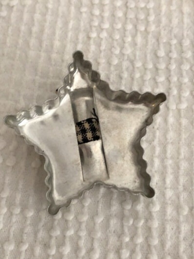 So Many Uses Americana Patriotic Decor and Baking Just Like Grandma Had Vintage Star Cookie Cutter with Top Handle and Ridged Edges