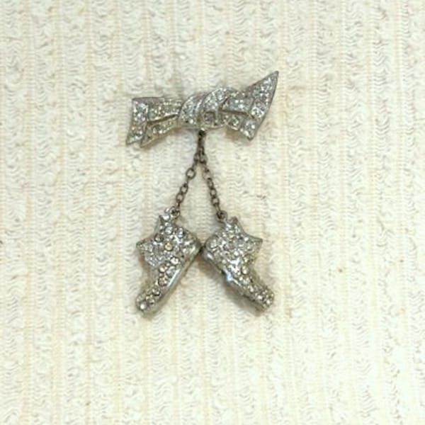 Broche vintage en strass - en forme de noeud avec des chaussures ou des chaussons en strass qui pendent de la chaîne - Cadeau vintage unique - Broche chaussure bébé