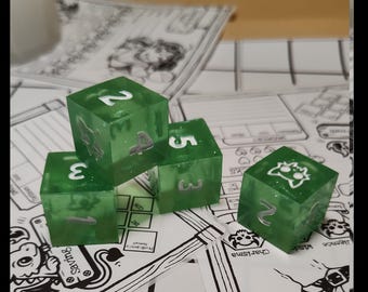 Green Guys - D6 セット、手作りの樹脂製ダイス 4 個、緑色、DnD、Daggerheart、テーブルトップ、Pathfinder ダイス、ボードゲーム。