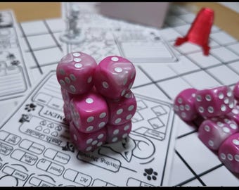 飛行妖精アクリルダイス - 10 個のダイスセット、D6 セット、ピンク、白、卓上ダイス、DnD、パスファインダー、ダンジョンズ＆ドラゴンズ、ウォーハンマー
