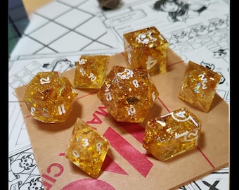ドーンファーザーの光 - 手作りの黄色い樹脂製ダイスセット - D&D、パスファインダーRPG用（7個セット）