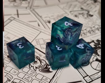 Brineheld- D6 セット、手作りの樹脂製ダイス 4 個、ブルー、DnD、Daggerheart、テーブルトップ、Pathfinder ダイス、ボードゲーム。