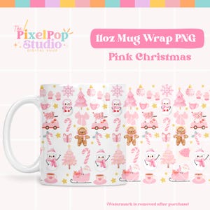 Puede incluir: Una taza de cerámica blanca con un diseño navideño rosa y blanco. El diseño presenta muñecos de nieve, árboles de Navidad, bastones de caramelo, hombres de jengibre y otros elementos festivos. La taza tiene una capacidad de 11 onzas.