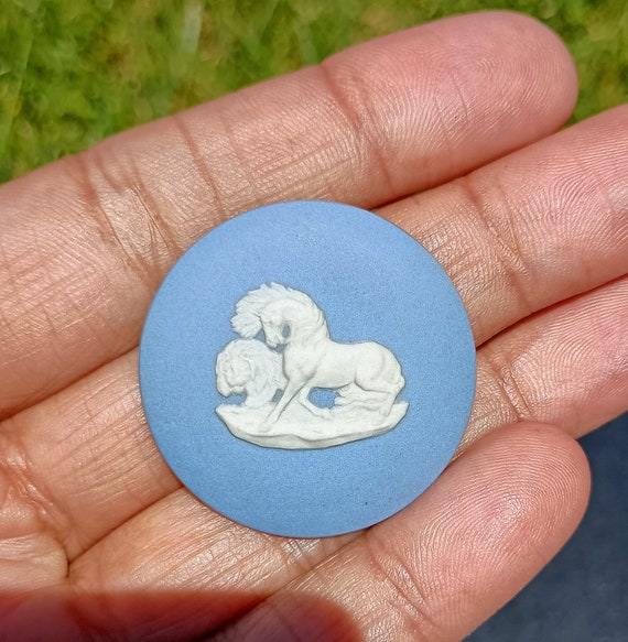 Wedgwood cameo cabochon. Lion and horse.