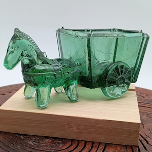 Mini grünes Glas klobiges Pferd und Wagen Halter/Schmuckstück. Jeannette Glas? 13cm