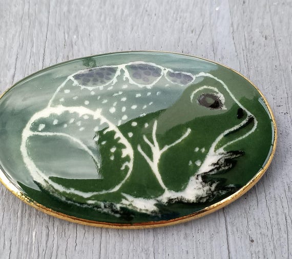 Ceramic frog/toad brooch pin.