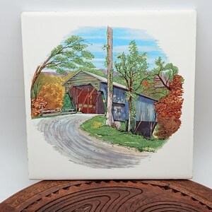 Dekorativa keramiska plattor i vintagestil. Scenisk bro. Pilkington, England.