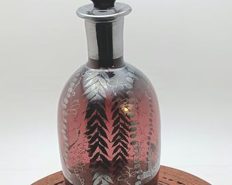 Decantador de cristal amatista con tapón de botella.