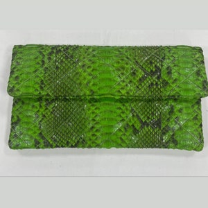 cartera clutch pitón, cartera larga verde, bolsos y carteras, clutch de cuero, clutch de cuero de lujo, clutch tipo sobre de pitón, pitón verde