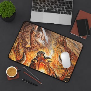 Epische Fantasy Schreibtischmatte, Gaming Schreibtischunterlage, Bürodekor, Drachentöter-Kunst, Einzigartiges Geschenk für Gamer, Fantasy Lover es Essentials, Herr der Ringe
