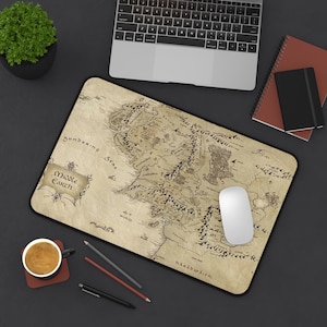 Mittelerde Schreibtischmatte, Tolkien inspiriertes Schreibtischaccessoire, Gaming Mauspad, Bürodekor, Fantasy Home Office