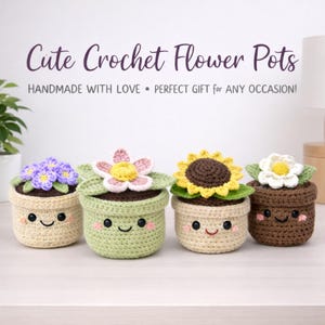 Peut inclure: Quatre pots de fleurs au crochet faits à la main. Chaque pot a un visage souriant et une fleur différente sur le dessus : violet, rose, jaune et blanc. Les pots sont dans des tons beige, vert et marron.