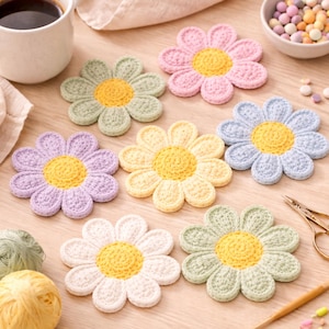 Peut inclure: Ensemble de dessous de verre en forme de fleurs crochetées à la main, dans des couleurs pastel variées : rose, bleu, vert, jaune et violet. Chaque dessous de verre présente un centre jaune et un motif de pétales détaillé, idéal pour la décoration.