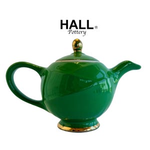 Tetera vintage Hall Pottery verde con detalles dorados, tetera de cerámica de 6 tazas, modelo 0210, decoración de cocina Art Déco de mediados de siglo, EE. UU.