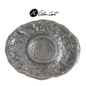 Plat de service ovale vintage Arthur Court en aluminium, motif lapin et feuille de chou, datant de 1990. Dimensions : 39,4 cm x 30,5 cm. État vintage impeccable.