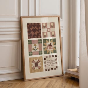 Op de afbeelding: Ingelijste print met een patchwork quilt ontwerp met verschillende patronen in bruin, groen en crèmetinten. De print bevat de tekst "BUT AS FOR ME AND MY HOUSE WE WILL SERVE THE LORD". De lijst is gemaakt van lichtgekleurd hout.