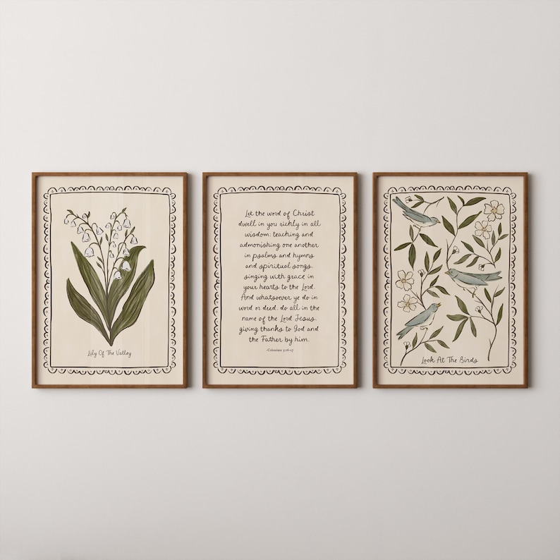 K&ouml;nnte beinhalten: Dreiteiliges Set gerahmter Kunstdrucke. Die Drucke zeigen botanische Illustrationen und Text. Ein Druck zeigt Maigl&ouml;ckchen, ein anderer einen Bibelvers und der dritte V&ouml;gel und Blumen. Jeder Druck hat einen dekorativen Rahmen.