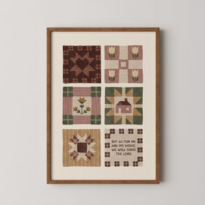 Puede incluir: Una impresión enmarcada con seis diseños de bloques de edredón en tonos marrón, rosa y verde. Los bloques incluyen patrones florales, de estrella y de corazón, y una casa. El bloque inferior derecho tiene el texto "BUT AS FOR ME AND MY HOUSE WE WILL SERVE THE LORD."