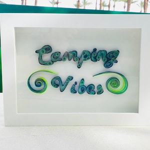 Cadre artistique quilling « Camping Vibes » - Boîte d'ombre artistique en papier fait main