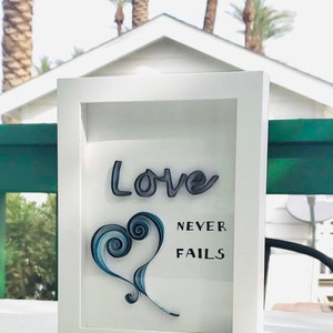 Cadre artistique quilling « Love Never Fails » - Boîte d'ombre artistique en papier fait main