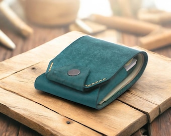 Cartera compacta Vitano "Hades" de piel flor curtida vegetal hecha a mano