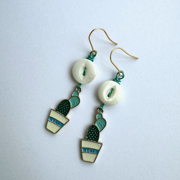 Boucles d'oreilles pendantes blanches nacrées boutons avec breloques cactus